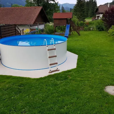 Dom wakacyjny Holzhaus In *